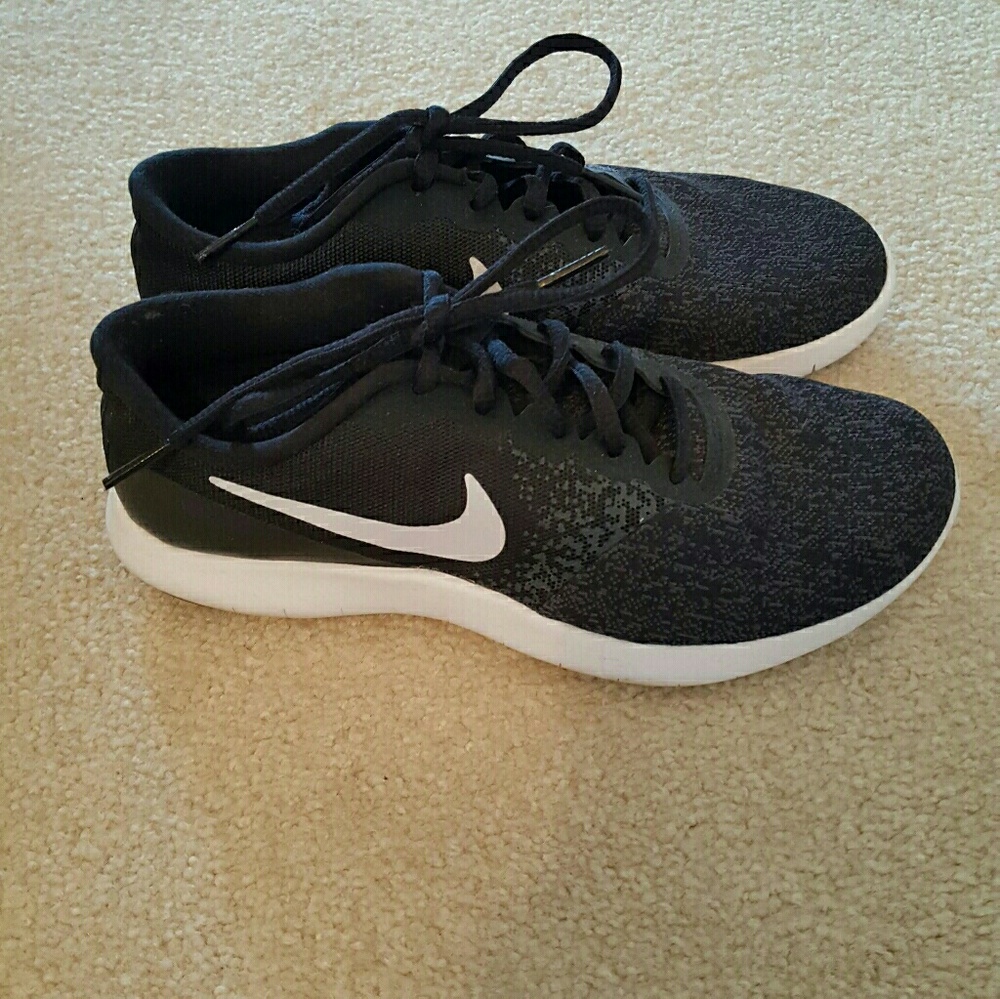 Size 6 Nike low profile sneaker